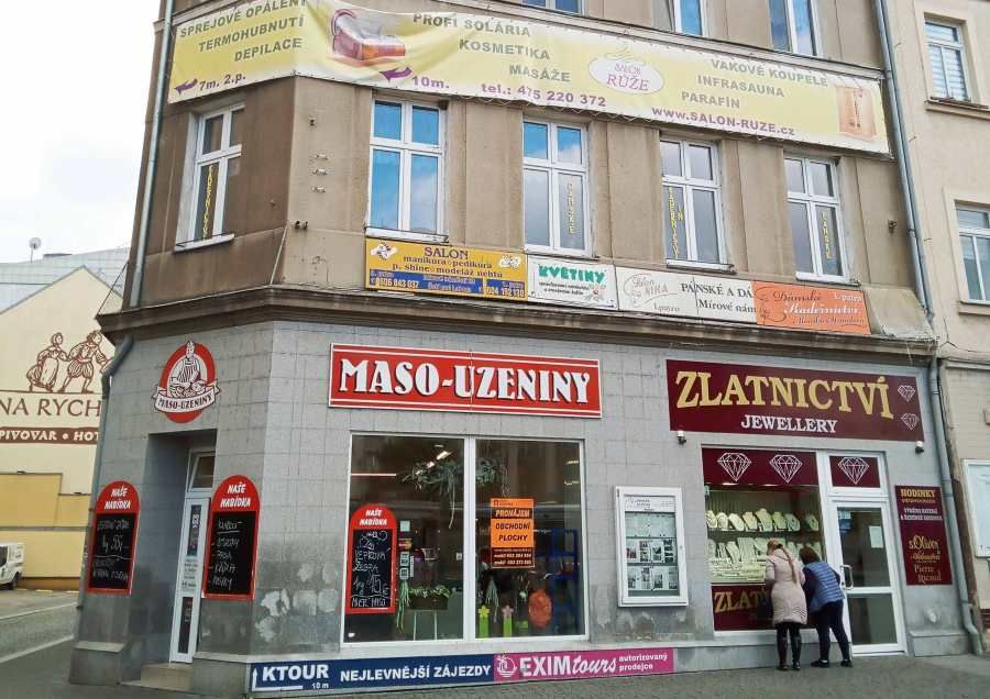 Hradec Králové bojuje proti vizuálnímu smogu: Nový manuál pro podnikatele