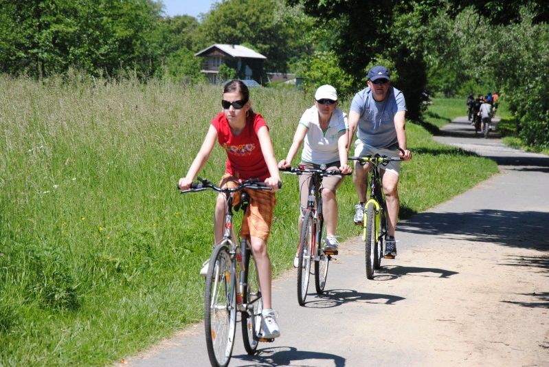 Češi jezdí rádi na kole, v posledních letech vzniklo 3240 km chráněných stezek