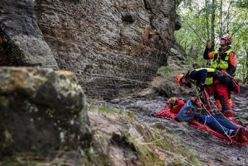 obrázek:Atestace v Deštném prověřují nové záchranáře Horské služby při náročných zásazích