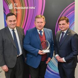 Libor Burian zvítězil v soutěži EY Podnikatel roku 2023 Královéhradeckého kraje se svou ekologickou dřevěnou Matrix House