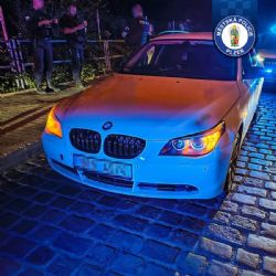 BMW bez světel a řidič vytáhl falešný řidičák. Oprávnění zřejmě nikdy neměl
