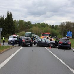 BMW po nehodě u Babylonu vletělo do protisměru. Zranil se řidič, dítě skončilo v nemocnici