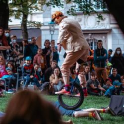 Festival Nastevřeno oživí Bory. Ulice ožijí divadlem, performancí i sousedskou hostinou