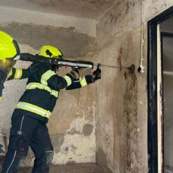 Hasiči v Mělníku trénovali s CCS Cobra. Zařízení řeže beton a ochlazuje prostory i baterie