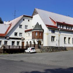 Historický Národní dům v Deštném padá: Nahradí ho apartmánový hotel!