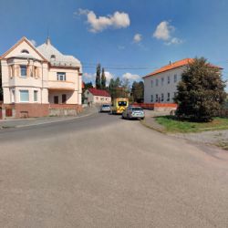 Jízda kabrioletem skončila tragédií. Mladá žena vypadla z Mustangu, v nemocnici zemřela