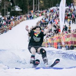 Jízda přes louži na Špičáku, většina odvážlivců skončila v ledové vodě