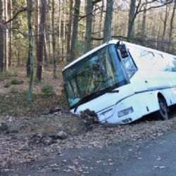 Kdo byl únosce bílého autobusu? Naboural několik aut a poslal ho do příkopu