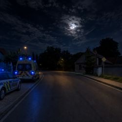 Když se na silnici potkají dva opilí řidiči. BMW skončilo ve zdi, za oběť padla i lampa