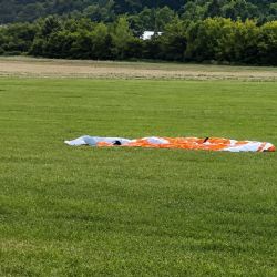 Mladý pilot se u Plzně zřítil s motorovým paraglidem. Pád z 50 metrů nepřežil
