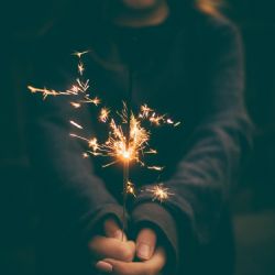 Na Silvestra v Plzni záchranáři vyjeli 275×, desítky hlášení na pyrotechniku