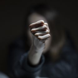 Nezaměstnaná matka vytrhla učitelce vlasy na základní škole. Trest a náhrada škody!