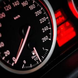 Opilý řidič v divoké honičce: Ukradeným vozem prchal před policií