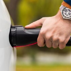 Praha 9 získala nový ultrarychlý dobíjecí hub, PRE v Novovysočanské rozšiřuje infrastrukturu pro elektromobily