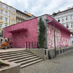 Růžový mural na Žižkově odkazuje na českou krajku a vzbuzuje emoce. Dílo vzniká na Kostnickém náměstí