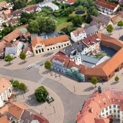 Starý Plzenec rozjíždí dostavbu centra. V Smetance vznikne park s jezírkem a novým hřištěm