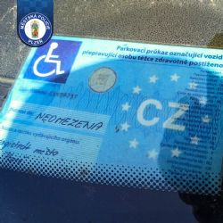 Strážníci na Slovanech v Plzni našli padělaný parkovací průkaz. Policie to řeší
