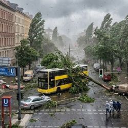Tornáda v Německu strhávala střechy. Západní Čechy bouřky zasáhly podstatně mírněji