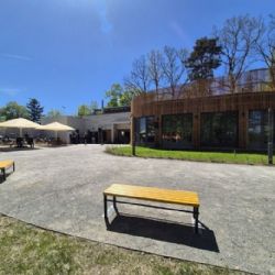 U Košuteckého jezírka otevřel nový objekt. Bistro doplní dětská skupina Pastelková Jezírko