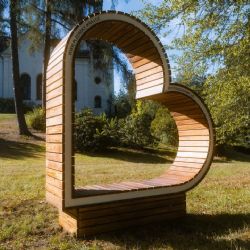 V Konstantinových Lázních vznikla další lavička ve tvaru srdce. Nový fotopoint láká turisty
