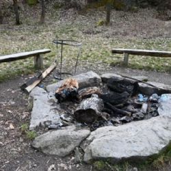 V Písku někdo poškodil veřejné ohniště, město místo obnovilo