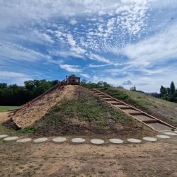 V Plzni můžete využít nový dětský park U Ježíška. Láká na čtyřmetrovou skluzavku
