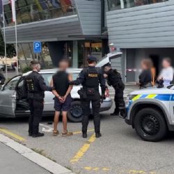 V Praze policisté zadrželi řidiče se sedmiletým zákazem. Při honičce jel až 160 km/h, v autě měl konopí