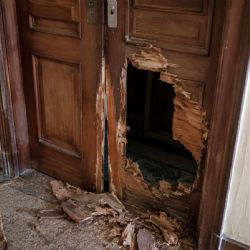 Zfetovaný mladík prokopl dveře cizího bytu v Plzni. Osprchoval se a usnul