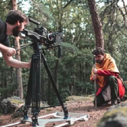 Leoš Kastner chce natočit film o lidovém hrdinovi, který má svůj předobraz v pověstném Robinu Hoodovi a ve slezském zbojníku Ondrášovi