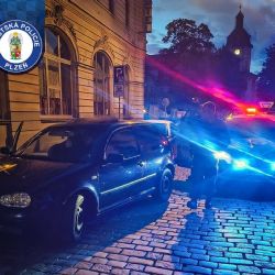 Bez řidičáku, bez technické a s cizí značkou. Usmiřovací mise v Plzni skončila u policie