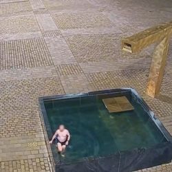 Noční koupel v kašně skončila pádem. Muže v centru Plzně odhalila čidla i kamery (video)