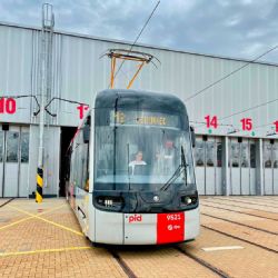 Nová tramvaj Škoda 52T vyjela v Praze do běžného provozu. První vůz z druhé dodávky jezdí na lince 12