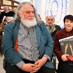 Nové práce Josefa Mištery zaplnily Galerii města Plzně. Přijďte i na jógu