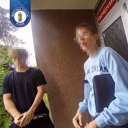 Obcházeli byty a chtěli kontrolovat okna. Strážníci v Plzni zasáhli kvůli podomnímu prodeji
