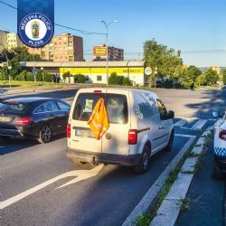 Porouchaná dodávka blokovala pruh. Technická propadlá, trojúhelník žádný a řidič čekal v pivnici