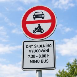 Ráno u škol v Praze se zklidňují ulice, přibývá zákazů vjezdu. Rodiče značky často přehlížejí