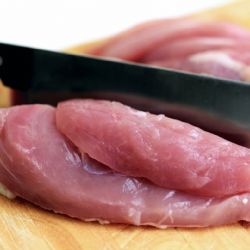 Salmonela v krůtím mase z Lidlu v Plzni. Šarži 2605273022 můžete mít ještě v mrazáku