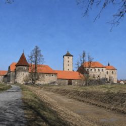 Švihov je bez vody. Kvůli opravě stavidla vypustili náhon kolem hradu