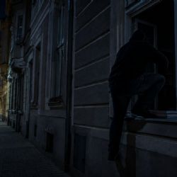 V Plzni ukradl muž trezor s 252 tisíci korun a další věci. Policie ho dopadla do 24 hodin