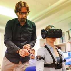 Vědci ze ZČU vyvinuli virtuální rehabilitaci paží pro pacienty s roztroušenou sklerózou