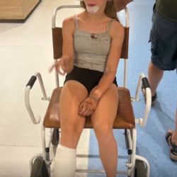 Nezpomalení u skupiny koní mělo tragické následky. Dívka je zraněná, kůň nepřežil