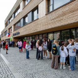 Říčany otevřely na Komenského náměstí největší dřevěnou pasivní školu v Česku. Kapacita je 540 žáků