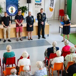 Senioři v Plzni se učí bránit podvodům. Strážníci jim ukazují i nástrahy umělé inteligence