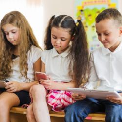 Sociální sítě pod tlakem. Rodiny i školy hledají hranice