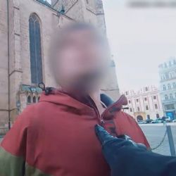 Téměř tři promile a agresivní výstup v centru Plzně. Muž plival na strážníky (video)