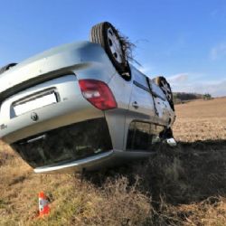V převráceném autě u Křenov našli mrtvého muže, okolnosti smrti objasní pitva