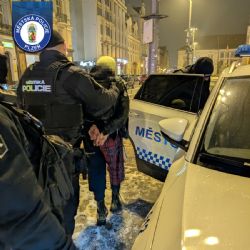 Víkendová razie v Plzni, podnapilé nezletilé a zakuklenec s baseballovou pálkou