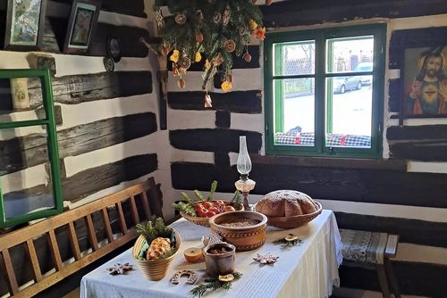 obrázek:Roubenka v Železnici rozdává Betlémské světlo