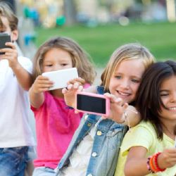 Mobilní telefony ohrožují žáky: Studie varuje před rizikovým chováním