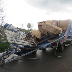 Nákladní auto ve Svinarech narazilo do viaduktu